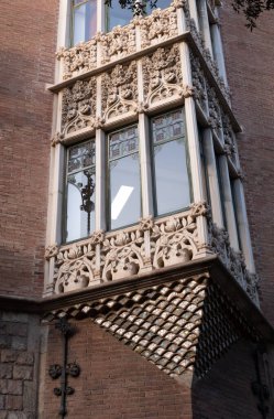 İspanya 'nın Barcelona şehrinde ilginç Art Nouveau Mimari Binaları ön yüzü. (Arquitectura modernista). Bu süslü binaların çoğu 20. yüzyılın başlarından kalma..