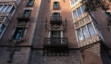 İspanya 'nın Barcelona şehrinde ilginç Art Nouveau Mimari Binaları ön yüzü. (Arquitectura modernista). Bu süslü binaların çoğu 20. yüzyılın başlarından kalma..