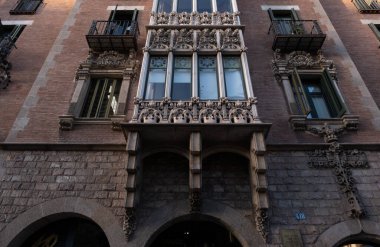 İspanya 'nın Barcelona şehrinde ilginç Art Nouveau Mimari Binaları ön yüzü. (Arquitectura modernista). Bu süslü binaların çoğu 20. yüzyılın başlarından kalma..