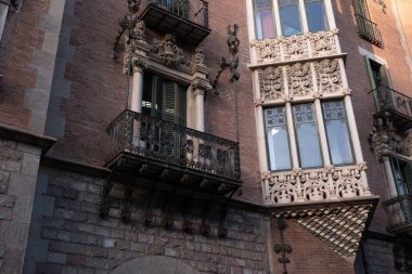 İspanya 'nın Barcelona şehrinde ilginç Art Nouveau Mimari Binaları ön yüzü. (Arquitectura modernista). Bu süslü binaların çoğu 20. yüzyılın başlarından kalma..