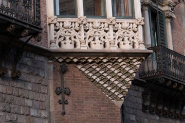 İspanya 'nın Barcelona şehrinde ilginç Art Nouveau Mimari Binaları ön yüzü. (Arquitectura modernista). Bu süslü binaların çoğu 20. yüzyılın başlarından kalma..
