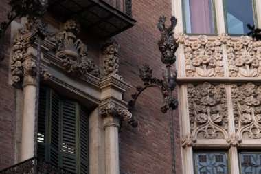 İspanya 'nın Barcelona şehrinde ilginç Art Nouveau Mimari Binaları ön yüzü. (Arquitectura modernista). Bu süslü binaların çoğu 20. yüzyılın başlarından kalma..