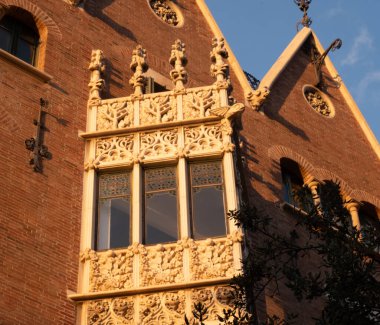 İspanya 'nın Barcelona şehrinde ilginç Art Nouveau Mimari Binaları ön yüzü. (Arquitectura modernista). Bu süslü binaların çoğu 20. yüzyılın başlarından kalma..