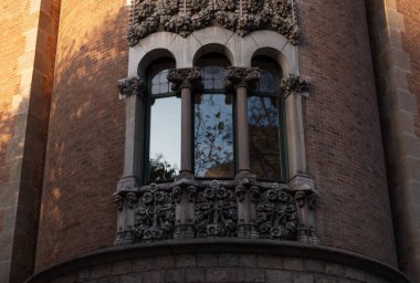 İspanya 'nın Barcelona şehrinde ilginç Art Nouveau Mimari Binaları ön yüzü. (Arquitectura modernista). Bu süslü binaların çoğu 20. yüzyılın başlarından kalma..