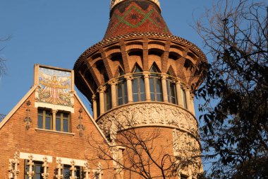 İspanya 'nın Barcelona şehrinde ilginç Art Nouveau Mimari Binaları ön yüzü. (Arquitectura modernista). Bu süslü binaların çoğu 20. yüzyılın başlarından kalma..