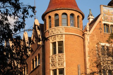 İspanya 'nın Barcelona şehrinde ilginç Art Nouveau Mimari Binaları ön yüzü. (Arquitectura modernista). Bu süslü binaların çoğu 20. yüzyılın başlarından kalma..