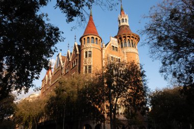 İspanya 'nın Barcelona şehrinde ilginç Art Nouveau Mimari Binaları ön yüzü. (Arquitectura modernista). Bu süslü binaların çoğu 20. yüzyılın başlarından kalma..