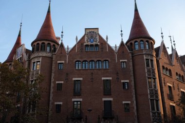 İspanya 'nın Barcelona şehrinde ilginç Art Nouveau Mimari Binaları ön yüzü. (Arquitectura modernista). Bu süslü binaların çoğu 20. yüzyılın başlarından kalma..