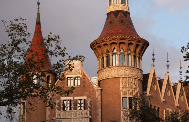 İspanya 'nın Barcelona şehrinde ilginç Art Nouveau Mimari Binaları ön yüzü. (Arquitectura modernista). Bu süslü binaların çoğu 20. yüzyılın başlarından kalma..