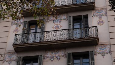 İspanya 'nın Barcelona şehrinde ilginç Art Nouveau Mimari Binaları ön yüzü. (Arquitectura modernista). Bu süslü binaların çoğu 20. yüzyılın başlarından kalma..
