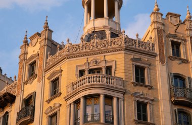 İspanya 'nın Barcelona şehrinde ilginç Art Nouveau Mimari Binaları ön yüzü. (Arquitectura modernista). Bu süslü binaların çoğu 20. yüzyılın başlarından kalma..