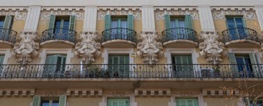 İspanya 'nın Barcelona şehrinde ilginç Art Nouveau Mimari Binaları ön yüzü. (Arquitectura modernista). Bu süslü binaların çoğu 20. yüzyılın başlarından kalma..