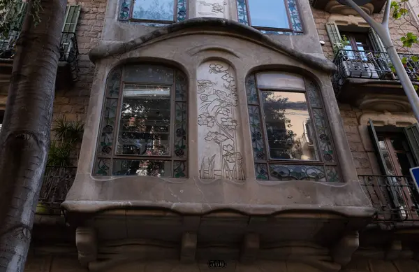 İspanya 'nın Barcelona şehrinde ilginç Art Nouveau Mimari Binaları ön yüzü. (Arquitectura modernista). Bu süslü binaların çoğu 20. yüzyılın başlarından kalma..