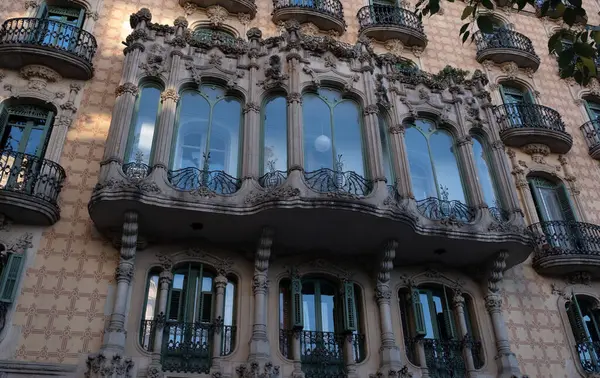 İspanya 'nın Barcelona şehrinde ilginç Art Nouveau Mimari Binaları ön yüzü. (Arquitectura modernista). Bu süslü binaların çoğu 20. yüzyılın başlarından kalma..