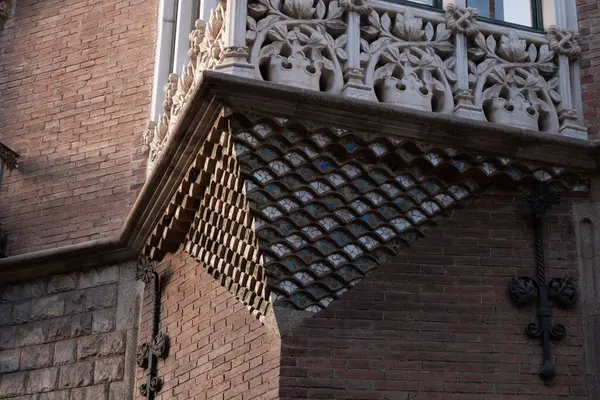 İspanya 'nın Barcelona şehrinde ilginç Art Nouveau Mimari Binaları ön yüzü. (Arquitectura modernista). Bu süslü binaların çoğu 20. yüzyılın başlarından kalma..