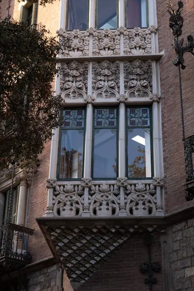 İspanya 'nın Barcelona şehrinde ilginç Art Nouveau Mimari Binaları ön yüzü. (Arquitectura modernista). Bu süslü binaların çoğu 20. yüzyılın başlarından kalma..