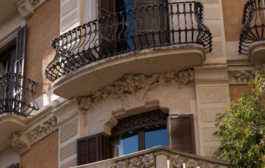 İspanya 'nın Barcelona şehrinde ilginç Art Nouveau Mimari Binaları ön yüzü. (Arquitectura modernista). Bu süslü binaların çoğu 20. yüzyılın başlarından kalma..