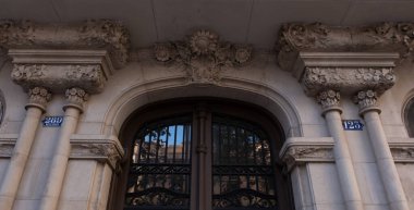 İspanya 'nın Barcelona şehrinde ilginç Art Nouveau Mimari Binaları ön yüzü. (Arquitectura modernista). Bu süslü binaların çoğu 20. yüzyılın başlarından kalma..