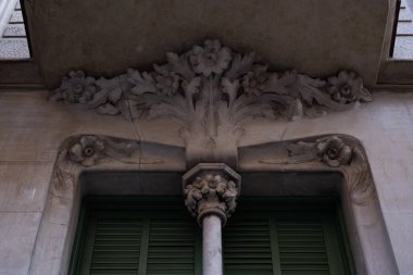 İspanya 'nın Barcelona şehrinde ilginç Art Nouveau Mimari Binaları ön yüzü. (Arquitectura modernista). Bu süslü binaların çoğu 20. yüzyılın başlarından kalma..