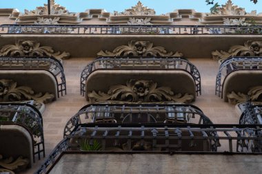 İspanya 'nın Barcelona şehrinde ilginç Art Nouveau Mimari Binaları ön yüzü. (Arquitectura modernista). Bu süslü binaların çoğu 20. yüzyılın başlarından kalma..