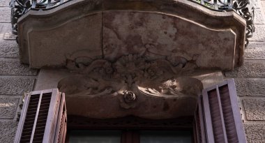İspanya 'nın Barcelona şehrinde ilginç Art Nouveau Mimari Binaları ön yüzü. (Arquitectura modernista). Bu süslü binaların çoğu 20. yüzyılın başlarından kalma..