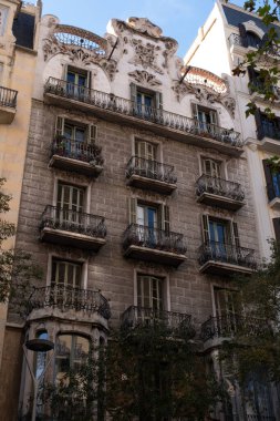 İspanya 'nın Barcelona şehrinde ilginç Art Nouveau Mimari Binaları ön yüzü. (Arquitectura modernista). Bu süslü binaların çoğu 20. yüzyılın başlarından kalma..