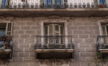 İspanya 'nın Barcelona şehrinde ilginç Art Nouveau Mimari Binaları ön yüzü. (Arquitectura modernista). Bu süslü binaların çoğu 20. yüzyılın başlarından kalma..