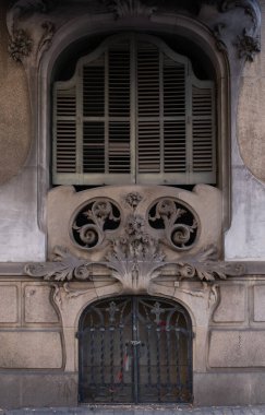 İspanya 'nın Barcelona şehrinde ilginç Art Nouveau Mimari Binaları ön yüzü. (Arquitectura modernista). Bu süslü binaların çoğu 20. yüzyılın başlarından kalma..