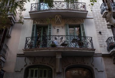 İspanya 'nın Barcelona şehrinde ilginç Art Nouveau Mimari Binaları ön yüzü. (Arquitectura modernista). Bu süslü binaların çoğu 20. yüzyılın başlarından kalma..