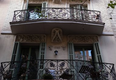 İspanya 'nın Barcelona şehrinde ilginç Art Nouveau Mimari Binaları ön yüzü. (Arquitectura modernista). Bu süslü binaların çoğu 20. yüzyılın başlarından kalma..