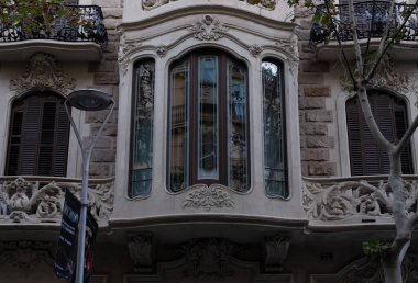 İspanya 'nın Barcelona şehrinde ilginç Art Nouveau Mimari Binaları ön yüzü. (Arquitectura modernista). Bu süslü binaların çoğu 20. yüzyılın başlarından kalma..