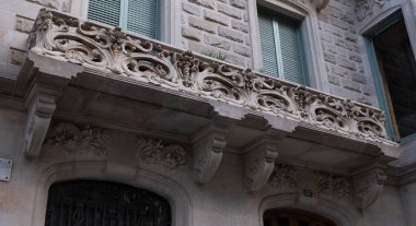 İspanya 'nın Barcelona şehrinde ilginç Art Nouveau Mimari Binaları ön yüzü. (Arquitectura modernista). Bu süslü binaların çoğu 20. yüzyılın başlarından kalma..