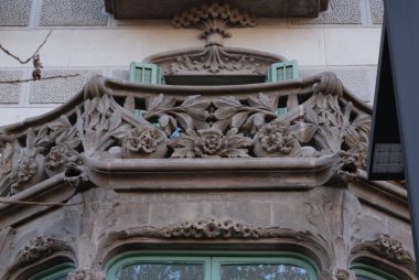 İspanya 'nın Barcelona şehrinde ilginç Art Nouveau Mimari Binaları ön yüzü. (Arquitectura modernista). Bu süslü binaların çoğu 20. yüzyılın başlarından kalma..