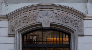 İspanya 'nın Barcelona şehrinde ilginç Art Nouveau Mimari Binaları ön yüzü. (Arquitectura modernista). Bu süslü binaların çoğu 20. yüzyılın başlarından kalma..