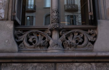 İspanya 'nın Barcelona şehrinde ilginç Art Nouveau Mimari Binaları ön yüzü. (Arquitectura modernista). Bu süslü binaların çoğu 20. yüzyılın başlarından kalma..