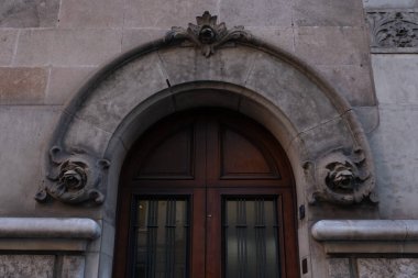 İspanya 'nın Barcelona şehrinde ilginç Art Nouveau Mimari Binaları ön yüzü. (Arquitectura modernista). Bu süslü binaların çoğu 20. yüzyılın başlarından kalma..