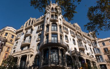 İspanya 'nın Barcelona şehrinde ilginç Art Nouveau Mimari Binaları ön yüzü. (Arquitectura modernista). Bu süslü binaların çoğu 20. yüzyılın başlarından kalma..