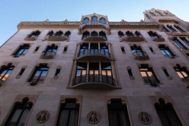 İspanya 'nın Barcelona şehrinde ilginç Art Nouveau Mimari Binaları ön yüzü. (Arquitectura modernista). Bu süslü binaların çoğu 20. yüzyılın başlarından kalma..