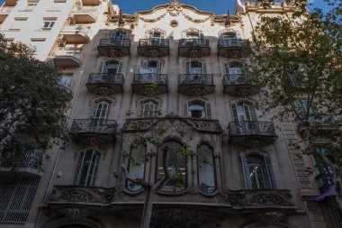 İspanya 'nın Barcelona şehrinde ilginç Art Nouveau Mimari Binaları ön yüzü. (Arquitectura modernista). Bu süslü binaların çoğu 20. yüzyılın başlarından kalma..