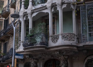 İspanya 'nın Barcelona şehrinde ilginç Art Nouveau Mimari Binaları ön yüzü. (Arquitectura modernista). Bu süslü binaların çoğu 20. yüzyılın başlarından kalma..