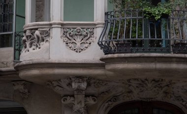 İspanya 'nın Barcelona şehrinde ilginç Art Nouveau Mimari Binaları ön yüzü. (Arquitectura modernista). Bu süslü binaların çoğu 20. yüzyılın başlarından kalma..