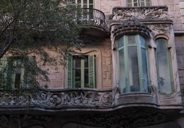 İspanya 'nın Barcelona şehrinde ilginç Art Nouveau Mimari Binaları ön yüzü. (Arquitectura modernista). Bu süslü binaların çoğu 20. yüzyılın başlarından kalma..