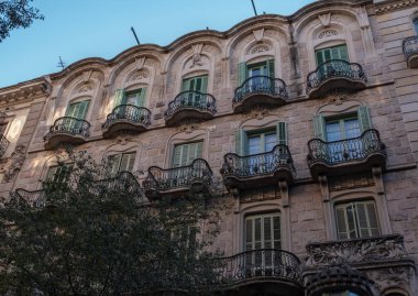 İspanya 'nın Barcelona şehrinde ilginç Art Nouveau Mimari Binaları ön yüzü. (Arquitectura modernista). Bu süslü binaların çoğu 20. yüzyılın başlarından kalma..