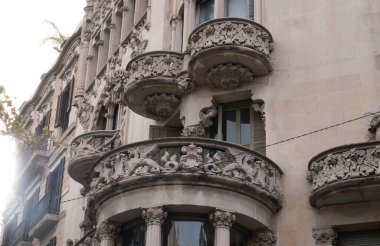 İspanya 'nın Barcelona şehrinde ilginç Art Nouveau Mimari Binaları ön yüzü. (Arquitectura modernista). Bu süslü binaların çoğu 20. yüzyılın başlarından kalma..