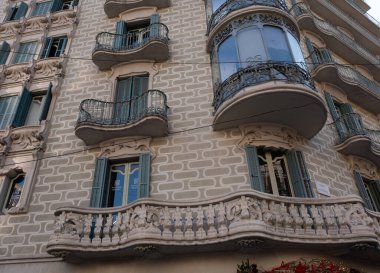 İspanya 'nın Barcelona şehrinde ilginç Art Nouveau Mimari Binaları ön yüzü. (Arquitectura modernista). Bu süslü binaların çoğu 20. yüzyılın başlarından kalma..