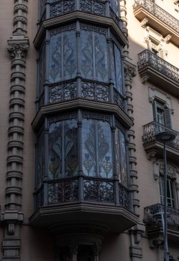 İspanya 'nın Barcelona şehrinde ilginç Art Nouveau Mimari Binaları ön yüzü. (Arquitectura modernista). Bu süslü binaların çoğu 20. yüzyılın başlarından kalma..