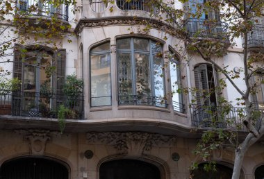İspanya 'nın Barcelona şehrinde ilginç Art Nouveau Mimari Binaları ön yüzü. (Arquitectura modernista). Bu süslü binaların çoğu 20. yüzyılın başlarından kalma..