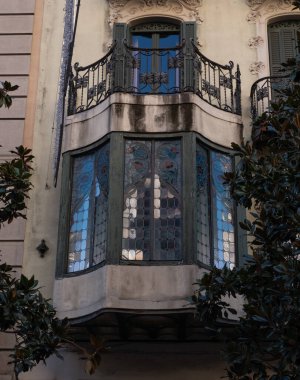 İspanya 'nın Barcelona şehrinde ilginç Art Nouveau Mimari Binaları ön yüzü. (Arquitectura modernista). Bu süslü binaların çoğu 20. yüzyılın başlarından kalma..