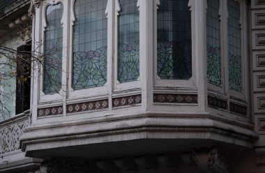 İspanya 'nın Barcelona şehrinde ilginç Art Nouveau Mimari Binaları ön yüzü. (Arquitectura modernista). Bu süslü binaların çoğu 20. yüzyılın başlarından kalma..