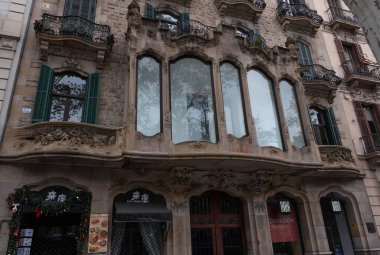 İspanya 'nın Barcelona şehrinde ilginç Art Nouveau Mimari Binaları ön yüzü. (Arquitectura modernista). Bu süslü binaların çoğu 20. yüzyılın başlarından kalma..